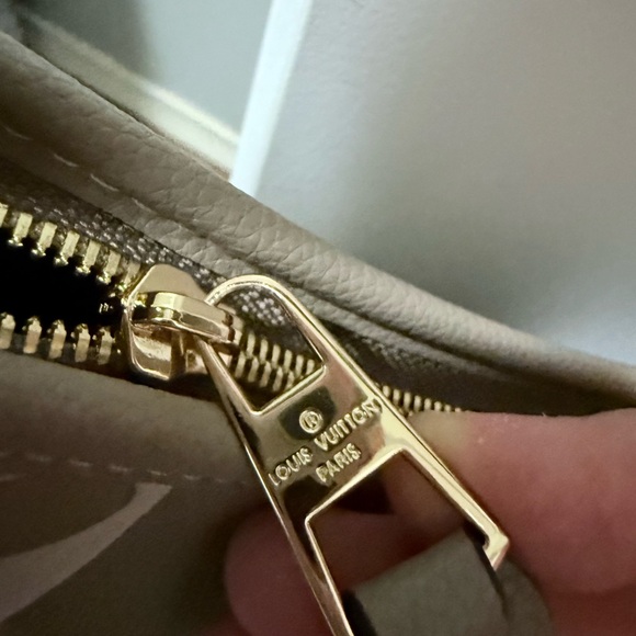 Designer Inspired Shoulder Bag - Picture 3 of 7